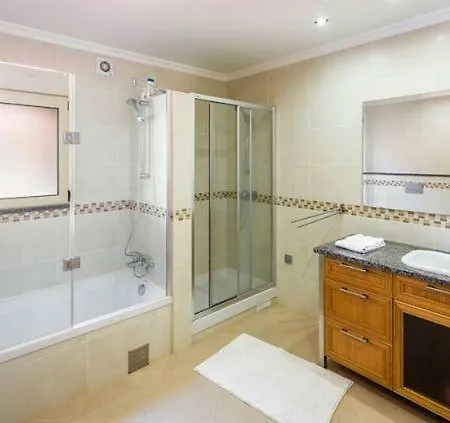 Sleeps 10 Pool Air Con